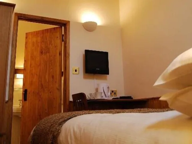 Room, Double Bed, The Plume of Feathers - Inn 2/4