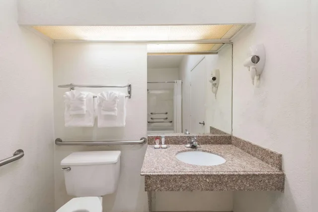 2 Queen Beds Access Suite NS، Americas Best Value Inn Suites Ft Worth S 3/3