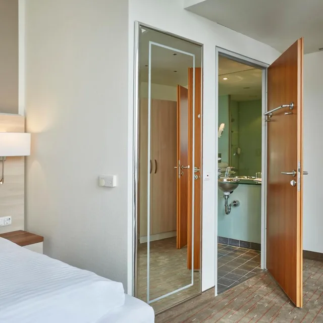 جناح جونيور، H+ Hotel Berlin Mitte 4/9