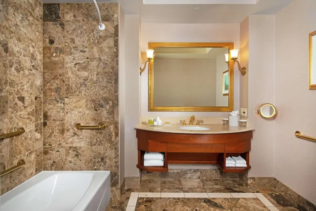 Room, King Bed, Lake View, Executive Level, Accessible، Hilton Lac Leamy 3/5