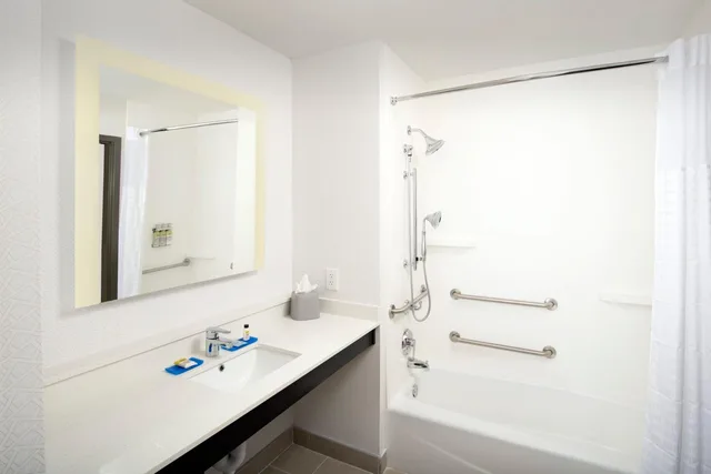 غرفة ديلوكس بسريرين كوين لذوي الإعاقة، HOLIDAY INN EXPRESS & SUITES NORTH BRUNSWICK 4/4