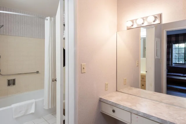 غرفة بسرير كينج، Studio City Court Yard Hotel 5/7
