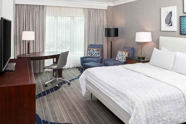 Superior, King Bed, Le Meridien Arlington 5/8