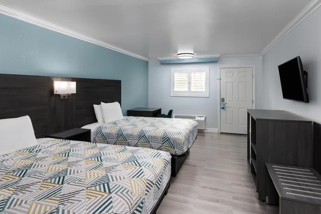 غرفة بسريرين كوين، Red Lion Inn & Suites Lemoore 3/6