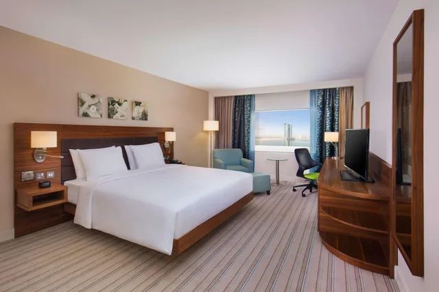 غرفة بسرير مزدوج لذوي الإعاقة، Hilton Garden Inn Ras Al Khaimah 1/2