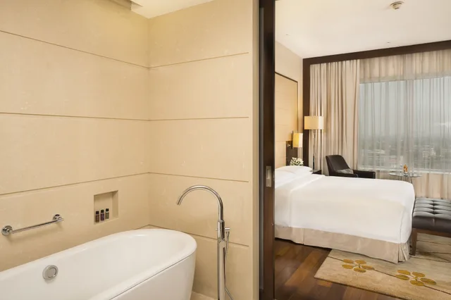 غرفة بسريرين منفصلين بإطلالة على المسبح، KOCHI MARRIOTT HOTEL 10/10