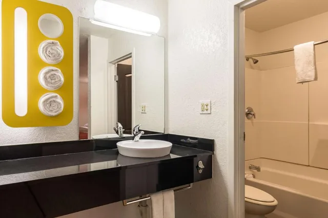 غرفة بسرير كينج لغير المدخنين بمطبخ، Motel6 Uvalde, TX 6/7