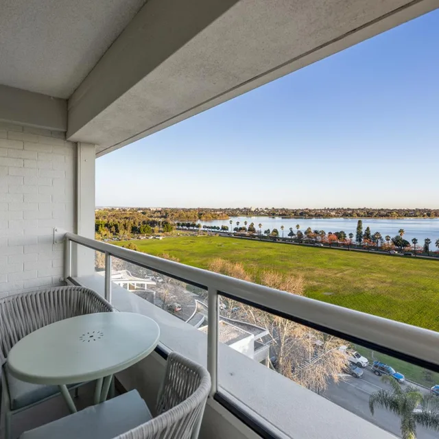 غرفة بريميوم بسرير كينج وسرير كوين بإطلالة على النهر بشرفة، Crowne Plaza Perth 10/10