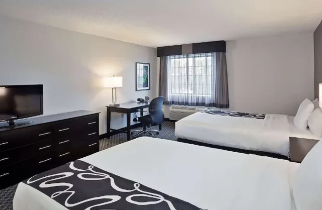 غرفة بسرير مزدوج، La Quinta Inn & Suites by Wyndham Charleston Riverview 1/2