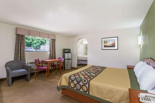 جناح بسرير كينج، Knights Inn Franklin Ave Waco 1/2