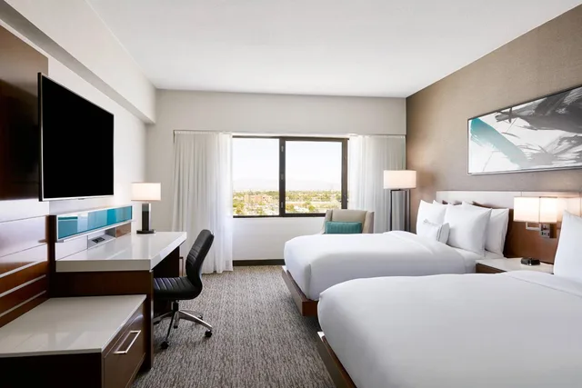 Guest Room, 2 Queen Beds, Executive Level, High Floor، Delta Hotels Phoenix Mesa 1/5