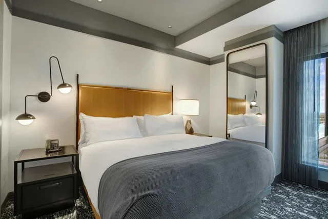 1 Bedroom, Metropolitan, Suite, King Bed, City View, Sofa، The Farnam Autograph Collection 1/2