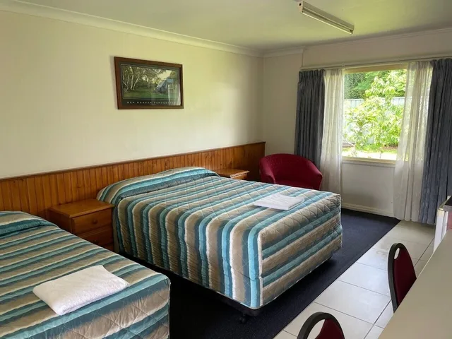 غرفة بسرير فردي وسرير كوين، Homestead Motel 2/6