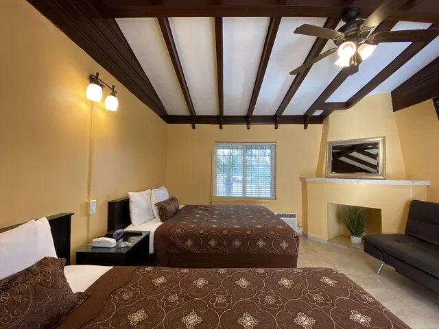 غرفة ديلوكس بسريرين كوين مع أريكة، El Patio Inn Studio City 4/10