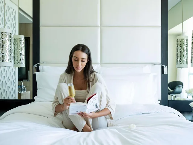غرفة فاخرة بسرير كينج بإطلالة على البحر، Sofitel Abu Dhabi Corniche 7/10