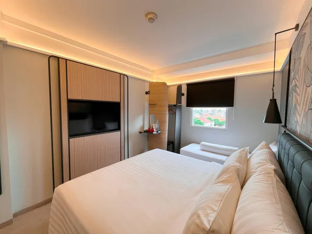 غرفة ديلوكس بسرير كينج بغرفة نوم واحدة مع أريكة، Luminor Hotel Legian Seminyak 2/2