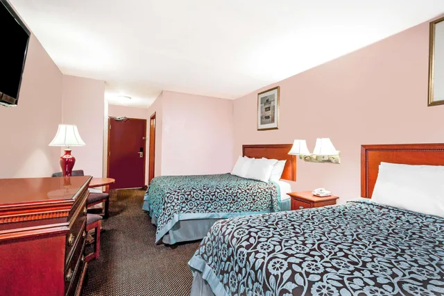 غرفة بسريرين مزدوجين، Days Inn by Wyndham Wurtsboro 2/5