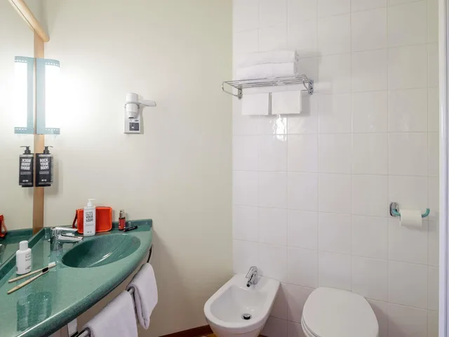 غرفة قياسية بسرير مزدوج وسرير فردي، Ibis Milano Malpensa Aeroporto 5/6