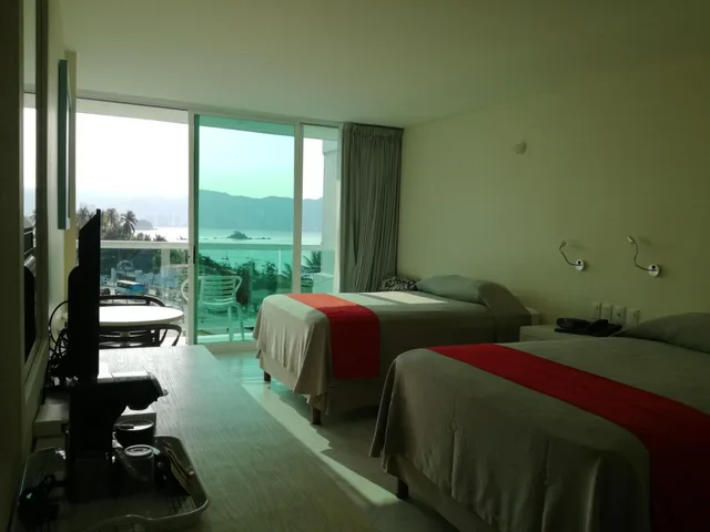 جناح جونيور، We Hotel Acapulco 7/10
