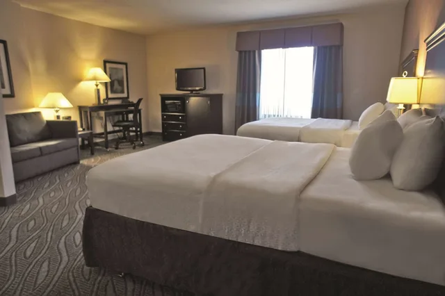 غرفة بسريرين كوين لذوي الإعاقة، La Quinta Inn and Suites by Wyndham Edmond 1/2