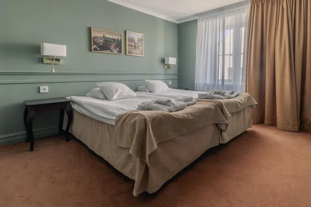 جناح بأربعة أسرّة بإطلالة على البحر بغرفتي نوم بمنطقة جلوس، Best Western Strand Hotel 1/3