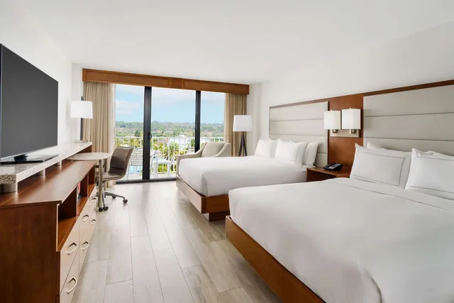 غرفة بسرير كوين بإطلالة على المدينة في الطابق العلوي، DoubleTree Beach Resort by Hilton Tampa Bay - North Redington Beach 1/3
