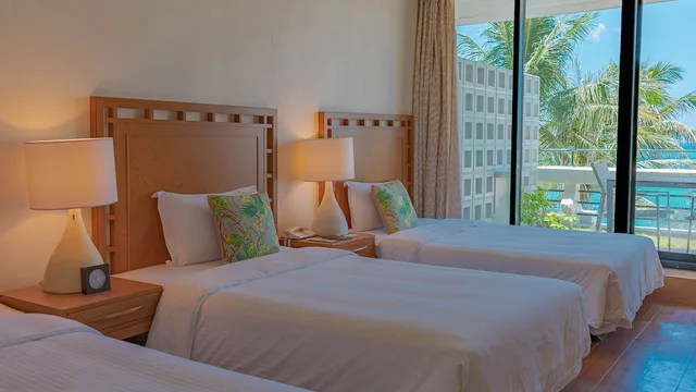 غرفة ديلوكس بثلاثة أسرّة بإطلالة على البحر مع دخول صالة النادي، Hotel Moon Beach Okinawa 2/3