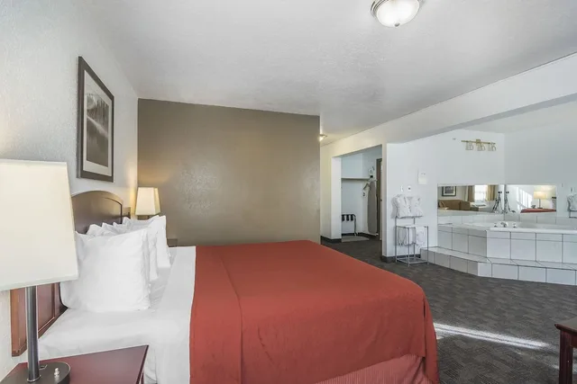 جناح بسرير كينج مع أريكة بحوض جاكوزي، Quality Hotel & Conference Centre Fort McMurray 1/2