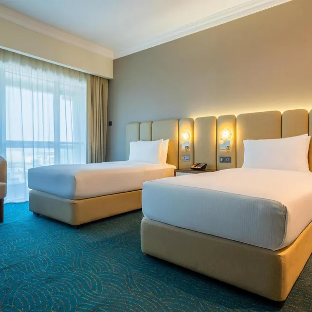 غرفة ديلوكس بسريرين منفصلين بشرفة، DoubleTree by Hilton Dubai Port Saeed. 1/3
