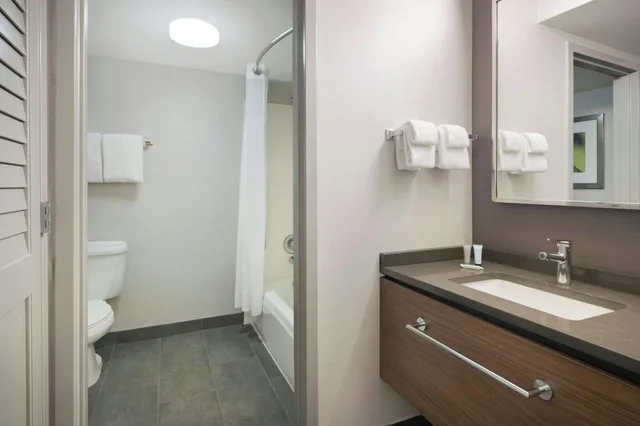 غرفة بسرير كينج، Courtyard by Marriott Tampa North/I-75 Fletcher 7/9