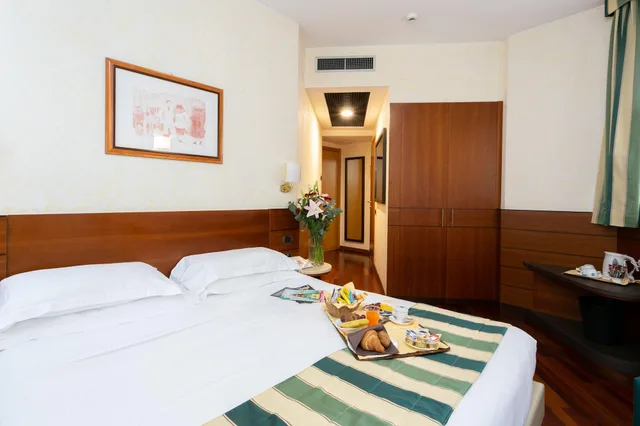 Connecting, Family, Multiple Beds، Hotel Mirage Sure Hotel Collection By Best Western 1/8