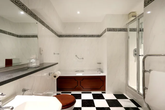 Super, Superior, Deluxe, Double Bed، Macdonald Norwood Hall Hotel 2/2