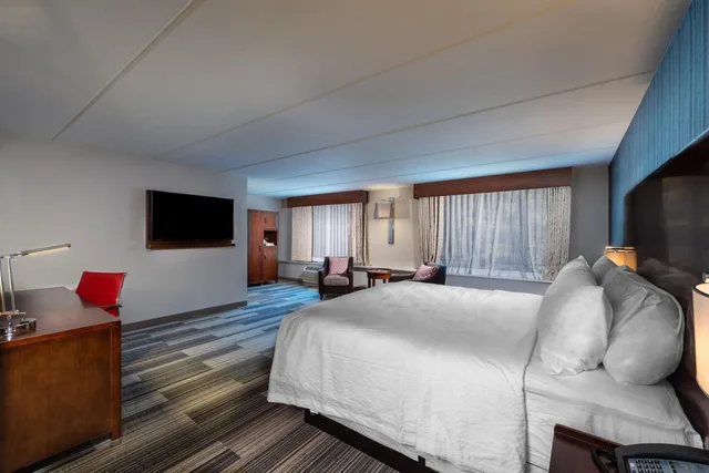 غرفة كبيرة بسرير كينج، Four Points By Sheraton Atlanta Airport West 1/3
