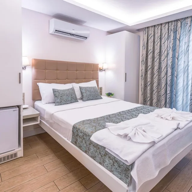 غرفة بسرير مزدوج أو سريرين منفصلين بإطلالة جزئية على البحر، Asli Hotel 1/10