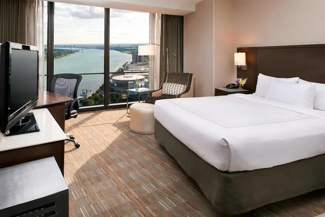 جناح جونيور بسرير كينج بإطلالة على النهر بغرفة نوم واحدة مع أريكة، Marriott Detroit At the Renaissance Center 1/2