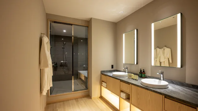 جناح بسريرين منفصلين مع دخول الصالة، ANA Crowne Plaza Akita by IHG 2/2