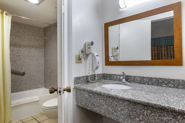 غرفة كلاسيكية بسريرين كوين، Riverside Inn & Suites 3/5