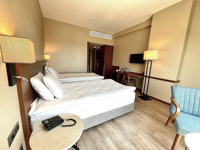 غرفة قياسية بسريرين منفصلين بإطلالة على المدينة، Turkmen Riverside Hotel 2/3
