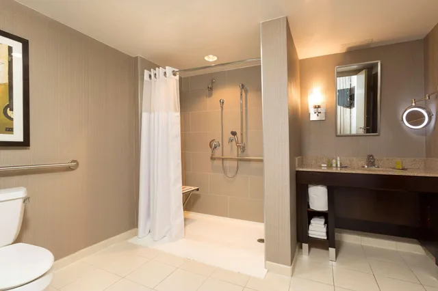 جناح لذوي الإعاقة، Doubletree Suites By Hilton Nashville Airport 2/4