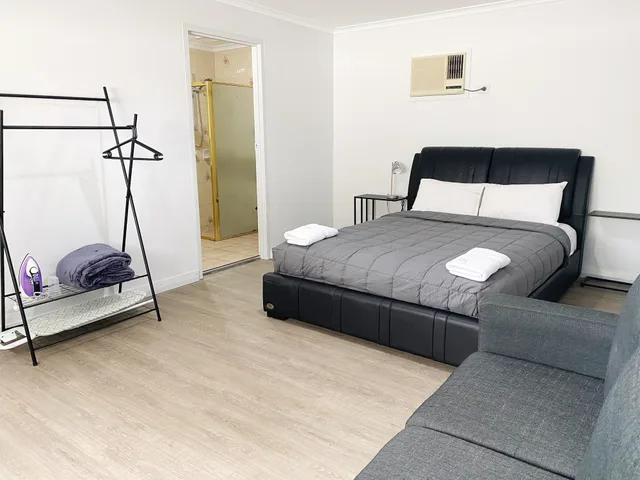 1 Bedroom, Deluxe, Cabin, 1 Queen and 1 Single Bed, Limestone Coast Tourist Park 2/5