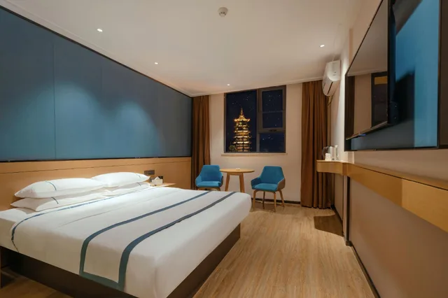 غرفة بسرير كوين بإطلالة على البحيرة، City Convenience Inn Guilin Center Department Store 1/2