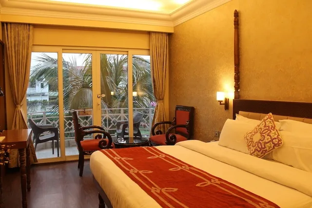 غرفة فاخرة بسريرين منفصلين بشرفة، Surya Hotel 1/4