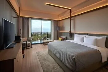 Club, King Bed, The Gaia Hotel Bandung 2/3