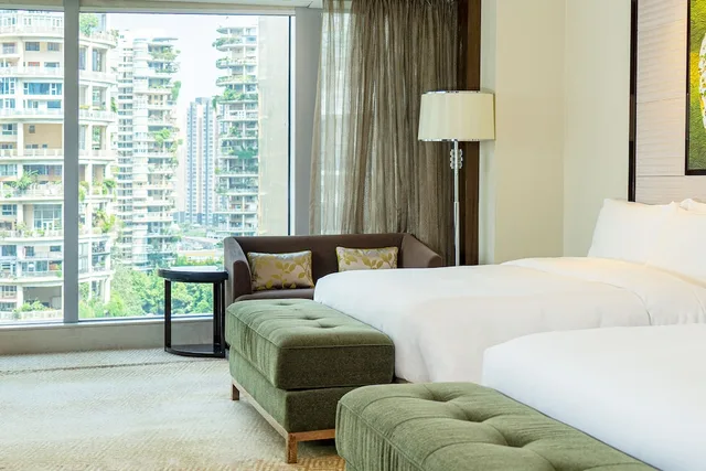 غرفة ديلوكس ركنية بسريرين كوين بإطلالة على المدينة، Vignette Collection Chengdu Palm Springs by IHG 1/3
