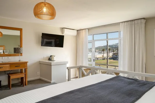 Room, King Bed, Mountain and Sea View، The Bay Hotel 4/7