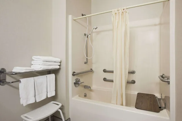 غرفة بسرير كينج بحوض استحمام لذوي الإعاقة، Wingate by Wyndham Pueblo 3/4