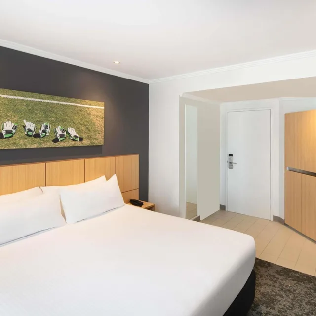 غرفة قياسية بسرير كينج وسرير كوين، Mercure Sydney Bankstown 1/10