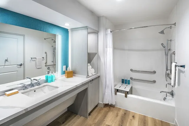 جناح جونيور بسرير كينج مع أريكة لذوي الإعاقة، Compass by Margaritaville Hotel Pigeon Forge 2/2