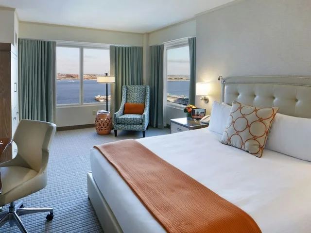 غرفة بسرير كينج، Seaport Hotel 1/4