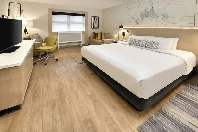 غرفة بسرير كينج بمطبخ صغير، The Insignia Hotel, Sarnia, a Tribute Portfolio Hotel 1/3